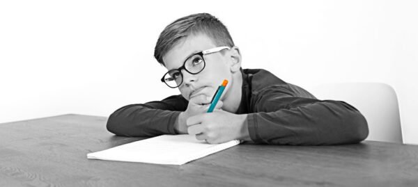 microtech Junge mit Stift